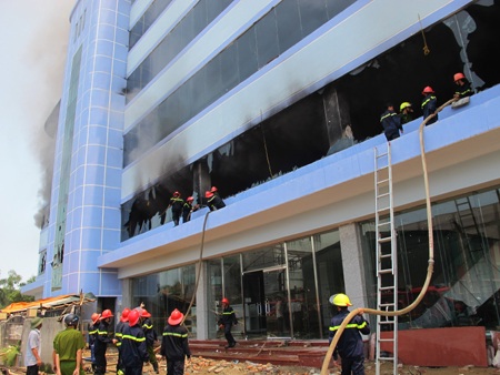Cận cảnh nỗ lực “giải cứu” siêu thị trong biển lửa - 7 Cận cảnh nỗ lực “giải cứu” siêu thị trong biển lửa - 7