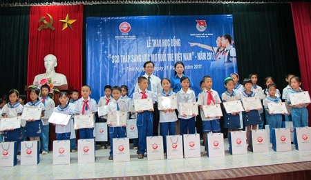 Nghệ An: Trao 90 suất học bổng “SCB - Thắp sáng ước mơ tuổi trẻ Việt Nam” - 1