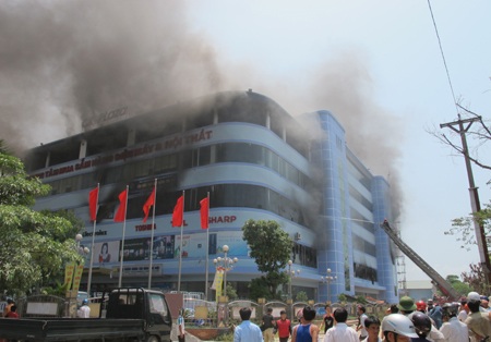 Cận cảnh nỗ lực “giải cứu” siêu thị trong biển lửa - 4