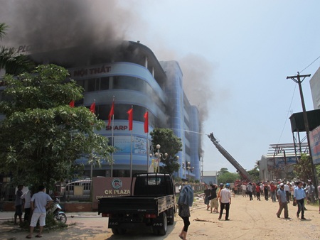 Cận cảnh nỗ lực “giải cứu” siêu thị trong biển lửa - 1 Cận cảnh nỗ lực “giải cứu” siêu thị trong biển lửa - 1