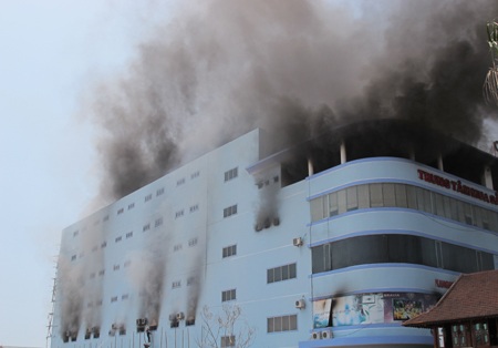 Cận cảnh nỗ lực “giải cứu” siêu thị trong biển lửa - 6