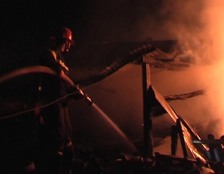 Cận cảnh cháy xưởng gỗ trong đêm - 1