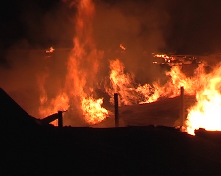 Cận cảnh cháy xưởng gỗ trong đêm - 3