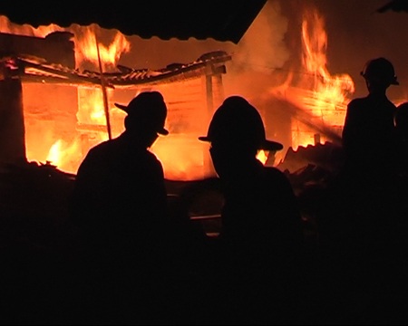 Cận cảnh cháy xưởng gỗ trong đêm - 5