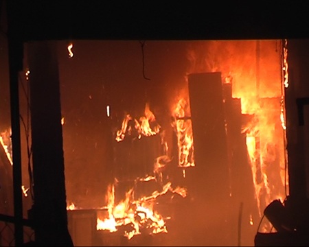 Cận cảnh cháy xưởng gỗ trong đêm - 6