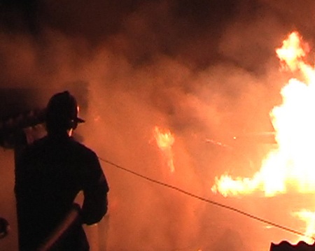 Cận cảnh cháy xưởng gỗ trong đêm - 4