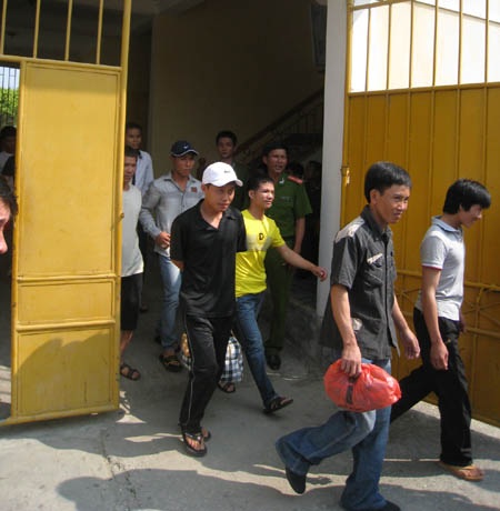 322 phạm nhân hạnh phúc ngày trở về - 1