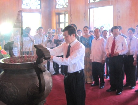 Chủ tịch nước dâng hương tại Khu di tích Kim Liên - 3 Chủ tịch nước dâng hương tại Khu di tích Kim Liên - 3