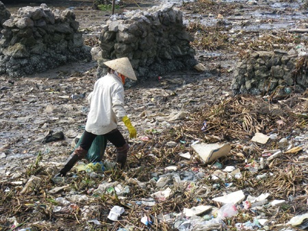 Kinh hoàng bãi rác khổng lồ nơi cửa biển - 5