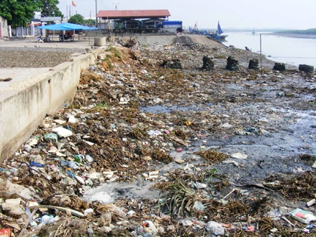 Kinh hoàng bãi rác khổng lồ nơi cửa biển - 1