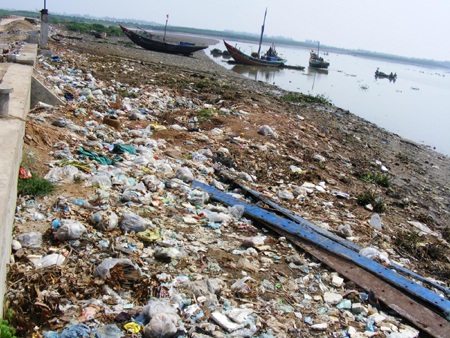 Kinh hoàng bãi rác khổng lồ nơi cửa biển - 2