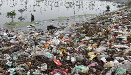 Kinh hoàng bãi rác khổng lồ nơi cửa biển - 3