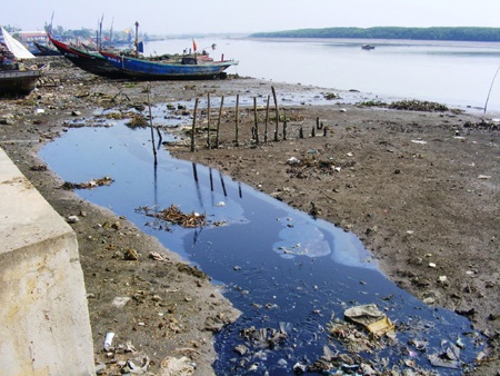 Kinh hoàng bãi rác khổng lồ nơi cửa biển - 7