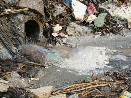 Kinh hoàng bãi rác khổng lồ nơi cửa biển - 9