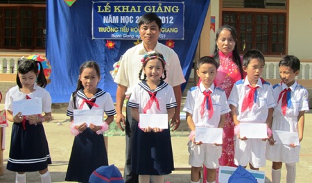 6 học sinh nhặt được của rơi giá trị trả người đánh mất - 1 6 học sinh nhặt được của rơi giá trị trả người đánh mất - 1