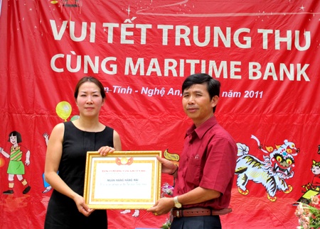 “Một triệu cuốn vở...” đến với học sinh vùng lũ Nghệ An ngày khai trường - 10