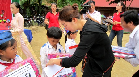 “Một triệu cuốn vở...” đến với học sinh vùng lũ Nghệ An ngày khai trường - 6
