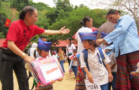 “Một triệu cuốn vở...” đến với học sinh vùng lũ Nghệ An ngày khai trường - 7