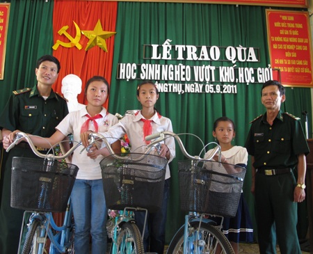 Nghệ An: Đồn biên phòng 515 tặng xe đạp cho học sinh nghèo  - 1