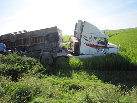 Xe container lật dưới ruộng  - 2