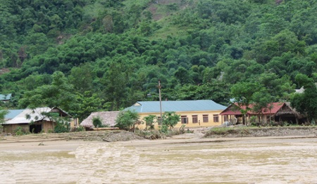 Hơn 5 vạn học sinh Nghệ An nghỉ học vì mưa lũ - 1