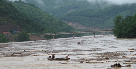 Hơn 5 vạn học sinh Nghệ An nghỉ học vì mưa lũ - 2