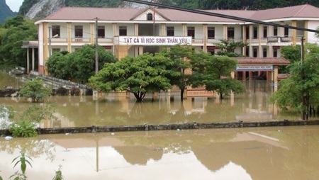 Hơn 5 vạn học sinh Nghệ An nghỉ học vì mưa lũ - 3