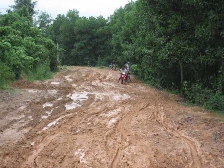 PCT Quốc hội Huỳnh Ngọc Sơn thăm và tặng quà đồng bào lũ lụt - 4