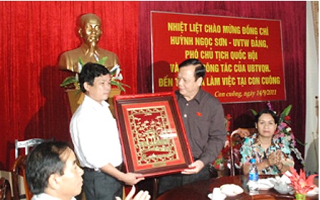 PCT Quốc hội Huỳnh Ngọc Sơn thăm và tặng quà đồng bào lũ lụt - 1