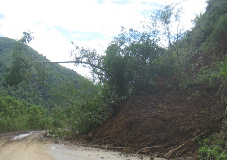 Quốc lộ 7 tan tành sau mưa lũ  - 21