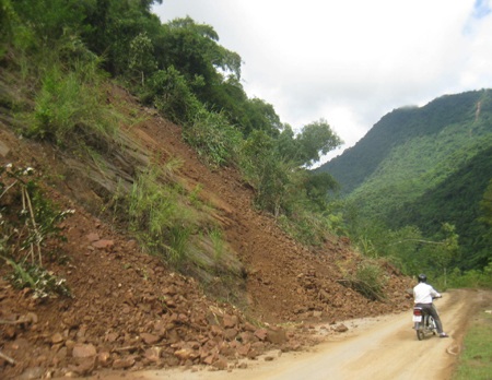 Quốc lộ 7 tan tành sau mưa lũ  - 18