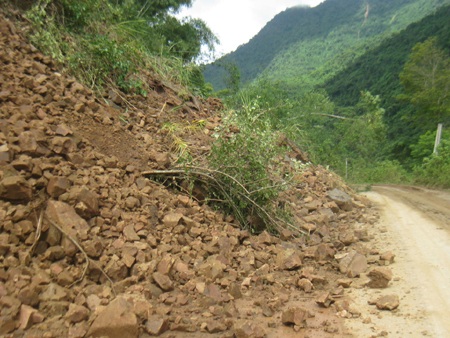 Quốc lộ 7 tan tành sau mưa lũ  - 22