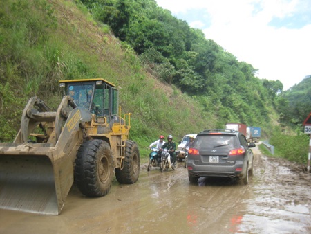 Quốc lộ 7 tan tành sau mưa lũ  - 23