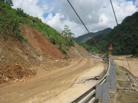 Quốc lộ 7 tan tành sau mưa lũ  - 1