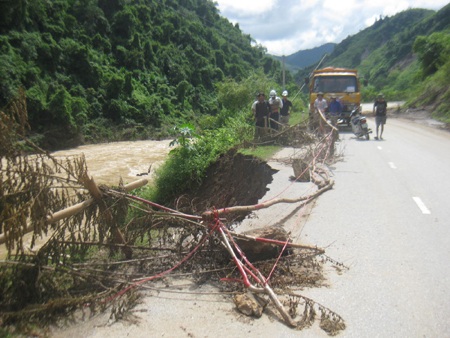 Quốc lộ 7 tan tành sau mưa lũ  - 12