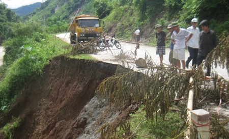 Quốc lộ 7 tan tành sau mưa lũ  - 13