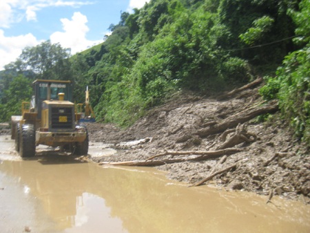 Quốc lộ 7 tan tành sau mưa lũ  - 16