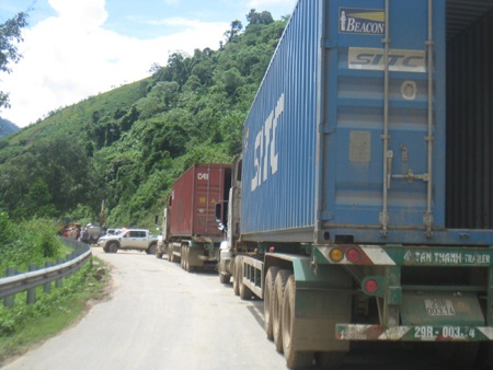 Quốc lộ 7 tan tành sau mưa lũ  - 24