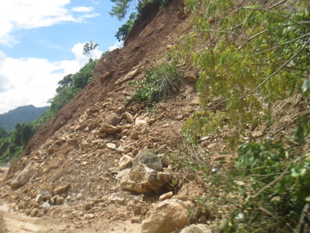 Quốc lộ 7 tan tành sau mưa lũ  - 6