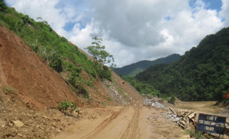 Quốc lộ 7 tan tành sau mưa lũ  - 2