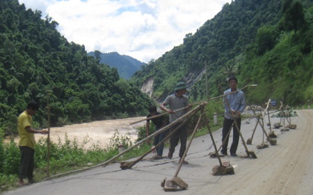 Quốc lộ 7 tan tành sau mưa lũ  - 14