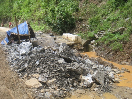 Quốc lộ 7 tan tành sau mưa lũ  - 7