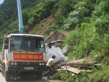 Quốc lộ 7 tan tành sau mưa lũ  - 15