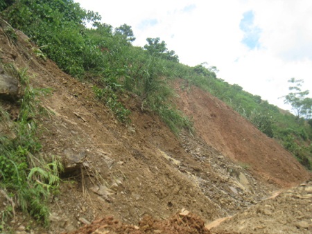 Quốc lộ 7 tan tành sau mưa lũ  - 4