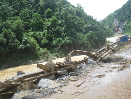 Quốc lộ 7 tan tành sau mưa lũ  - 5