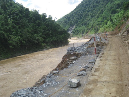 Quốc lộ 7 tan tành sau mưa lũ  - 8