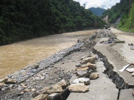 Quốc lộ 7 tan tành sau mưa lũ  - 9