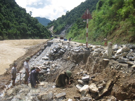 Quốc lộ 7 tan tành sau mưa lũ  - 11