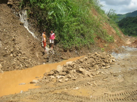 Quốc lộ 7 tan tành sau mưa lũ  - 3