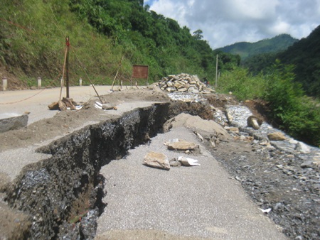 Quốc lộ 7 tan tành sau mưa lũ  - 10